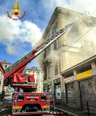 Incendio in corso Giulio Cesare a Porta Palazzo
